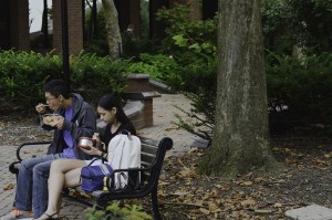Students eat leftovers outside on Sept. 2. Favorite meals can create bonds between those at the table, as well as create feelings of nostalgia. Photo by E.J. Wood 